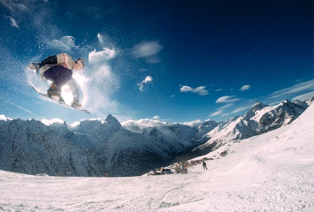 ski janvier : snowboardeur qui fait une figure